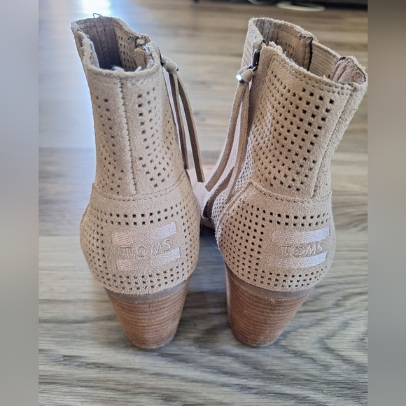 TOMS‎ Suede Leather Booties Ankle Boots Size 7 Tan - Picture 4 of 7